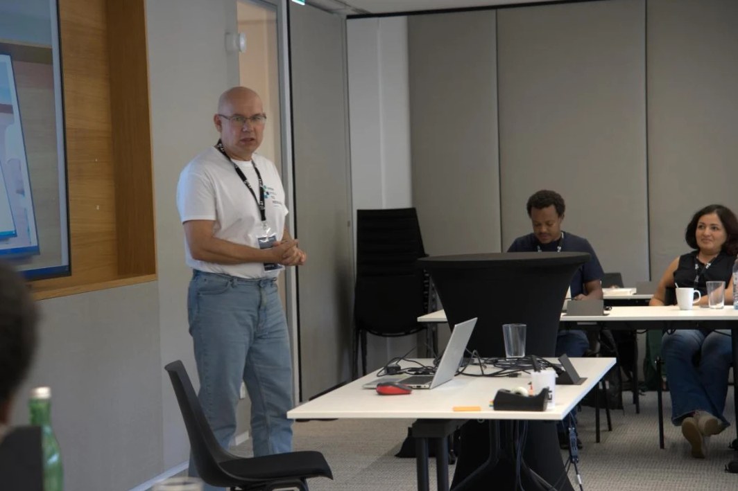 Prof. Paweł Netzel podczas wykładu na IEEE GRSS School 2026 w Linzu